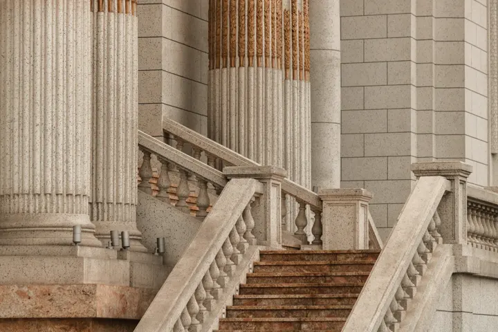 Colunas e escadaria de um tribunal