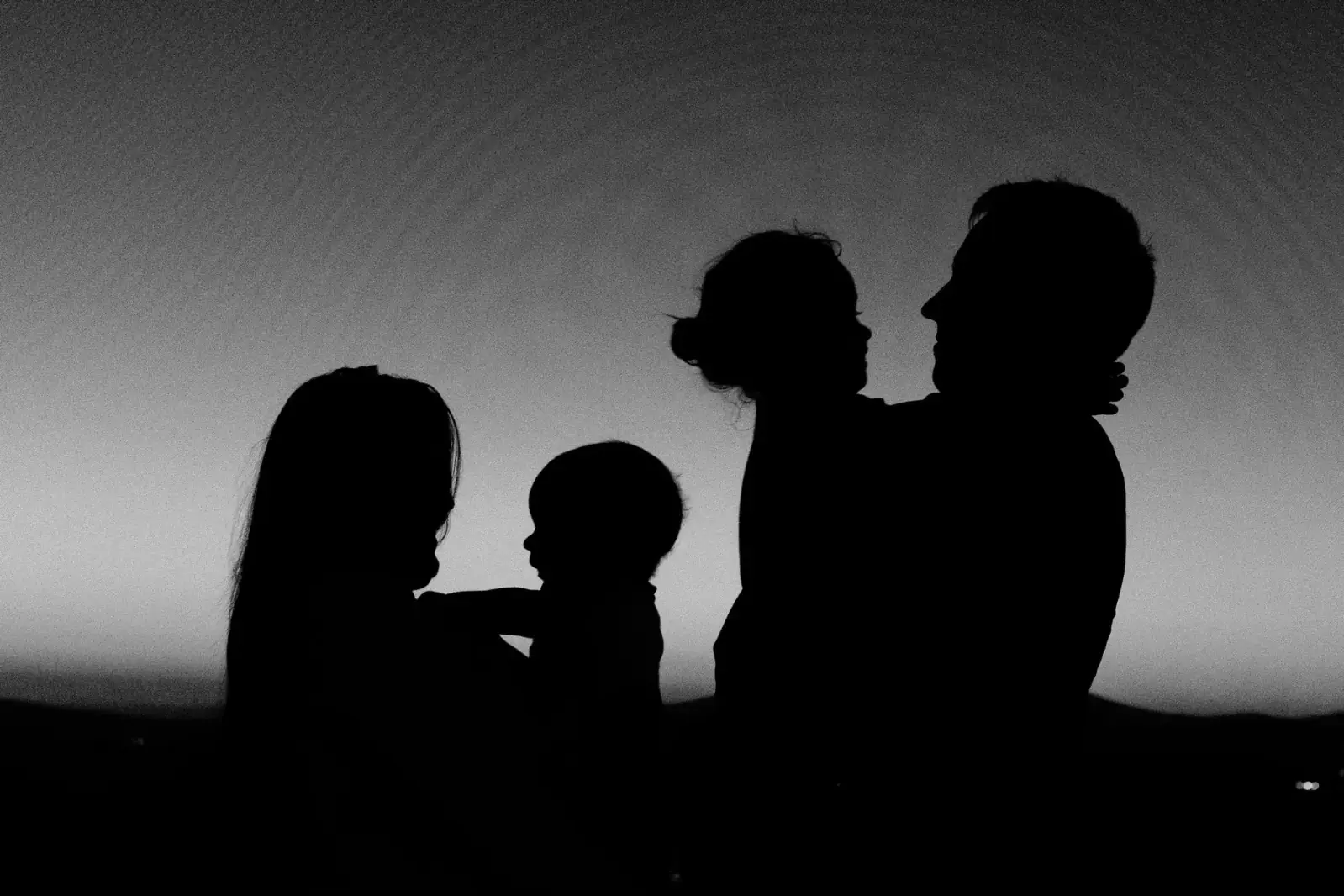 Silhueta de uma família ao entardecer